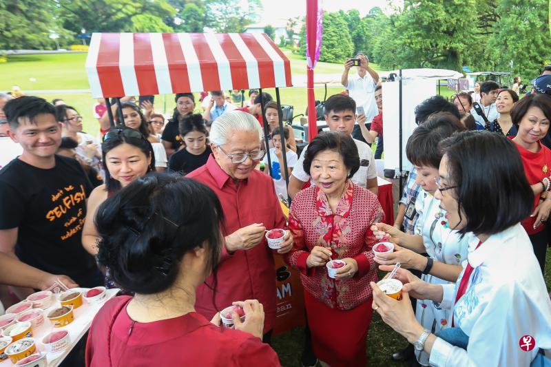 国庆日总统府开放日，陈庆炎总统伉俪（左三和左四）在总统府园地品尝“总统府丰收雪糕”。右二为文化、社区及青年部长傅海燕。（梁伟康摄）