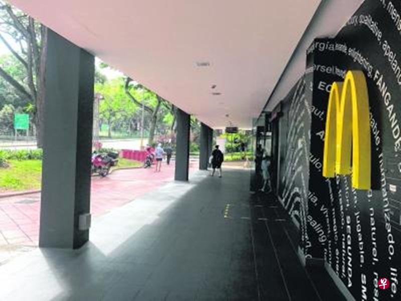 事发地点位于惹兰红山前往女皇大道的麦当劳快餐店外的路段。