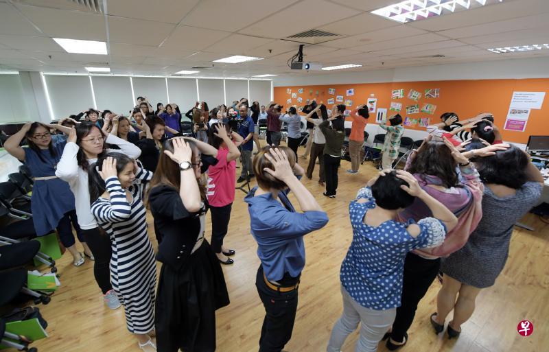 推广华文学习委员会为学前保育师推出的训练计划，让他们学习如何透过儿歌让幼童接触华语。（海峡时报）