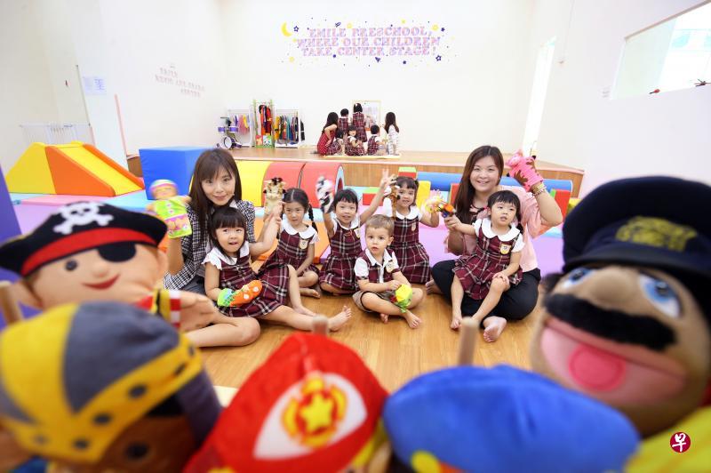 打算进修博士的陈晓薇深感鼓舞，她说，同行的出路今后会更广。“我们不只能当老师、高级老师和校长，还能成为课程规划专才，甚至是做研究、当讲师，这是一份既有满足感又有事业前景的工作。”（周柏荣摄）