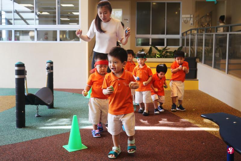 职总优儿学府幼乐园与国家艺术理事会合作，在榜鹅埃奇菲尔坪的幼乐园推出学前艺术教育试验计划，透过艺术培养孩子的创意和表达能力，让幼童获得更全面的发展。（谢智扬摄）