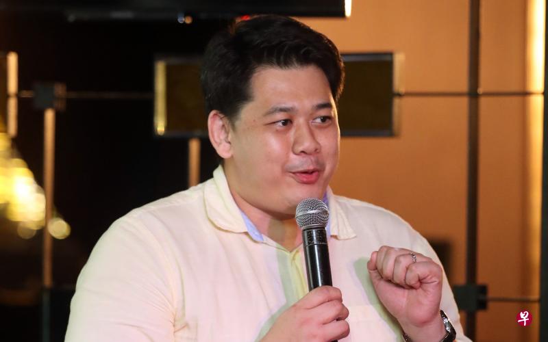 黄汉强曾欠债60万元，还一度抑郁到需要去接受辅导，但他最终克服困难，重新开创新业务。