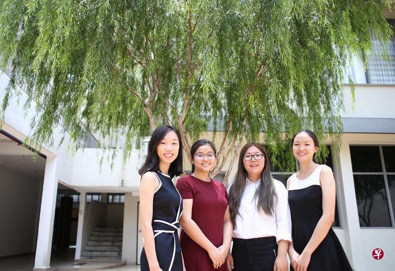 施晨希（左起）、关靖怡、许芸谦和郭亭利昨天获颁宗乡总会奖学金，并将分别到清华大学和北京大学深造。（叶振忠摄）
