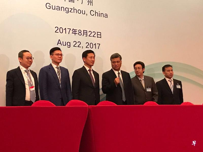 新粤合作理事会第八次会议今早召开，20个新加坡机构就16个项目签署相关协议，教育部长(高等教育与技能) 兼国防部第二部长王乙康（左三）、广东省长马兴瑞（右三）和新加坡企发局局长李沃文（左二）等见证了签署协议。