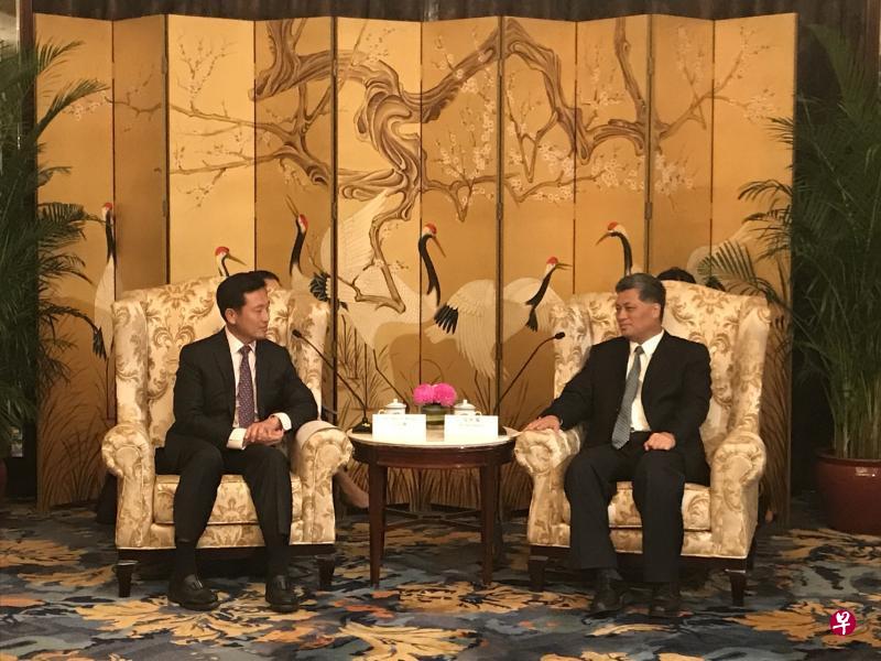 王乙康会见广东省长马兴瑞（右），就经贸、学术交流、广州知识城进展等课题交流。（林展霆摄）