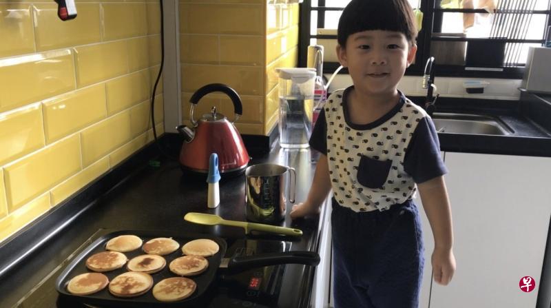 厨房中一些小事可以让孩子帮忙，孩子好奇心得到满足，也了解自己的食物如何而来，吃饭的兴致更高。