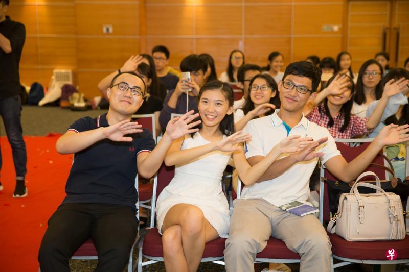 学生通讯员们陶醉在何镕廷美妙的歌声中。（联合学生摄影队）