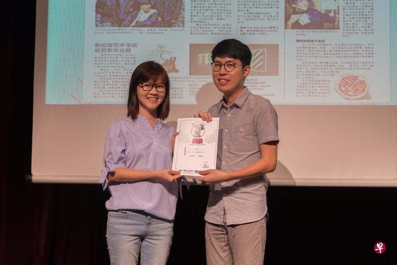 林国豪（右）获最佳专题／特写报道奖，旁为早报副刊@世代编辑陈素君。（联合学生摄影队）