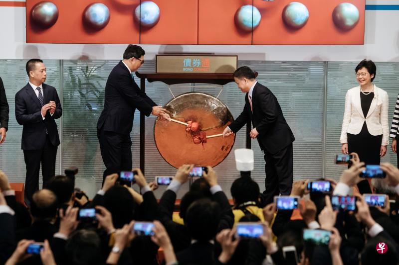 熊猫债指境外机构在中国发行的以人民币计价的债券，今年以来发行规模约531亿元人民币，在7月初“债券通”推出后，马来亚银行、匈牙利等海外发行人更是密集亮相熊猫债发行市场，当月发行规模达到170亿元，跳升至八个月高点。图为7月3日在港交所举行的“债券通”启动仪式。（彭博社资料图）