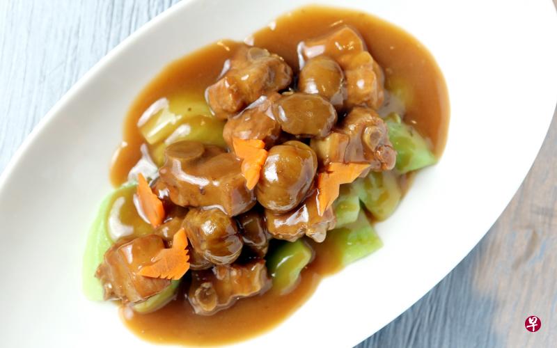 栗子排骨大芥菜是传统香港潮州菜。