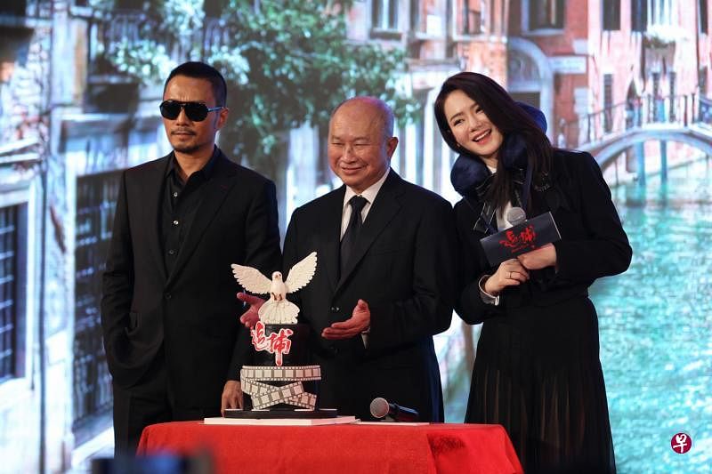 《追捕》导演吴宇森（中）与主演张涵予（左）、戚薇亮相北京发布会。（中新社）