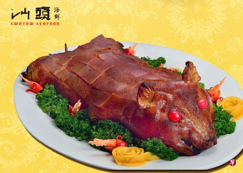 潮州脆皮乳猪在烧烤时坚持用炭，腌制的方法也不同，烤出来的猪皮才会光滑。（餐馆提供）