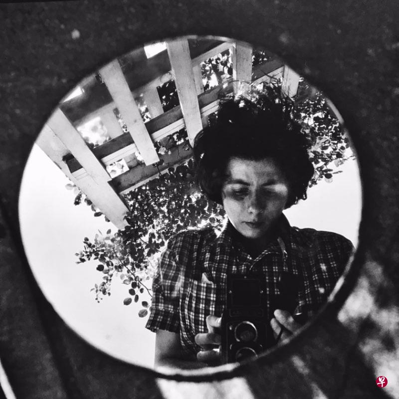 从薇薇安·梅尔的自拍照中可以看出她的不卑不亢。（取自www.vivianmaier.com/gallery/self-portraits/）