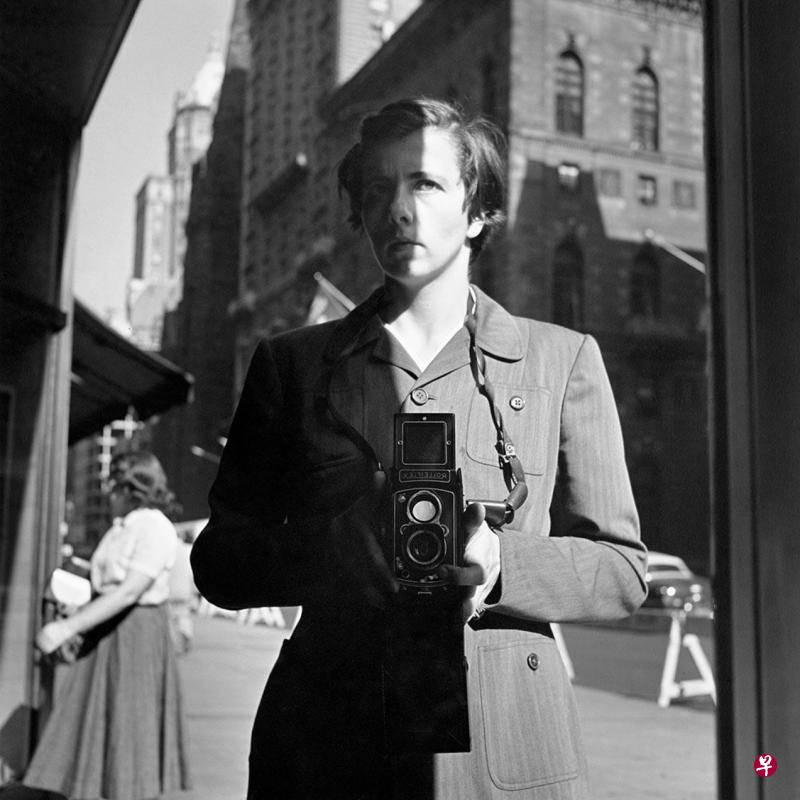 从薇薇安·梅尔的自拍照中可以看出她的不卑不亢。（取自www.vivianmaier.com/gallery/self-portraits/）