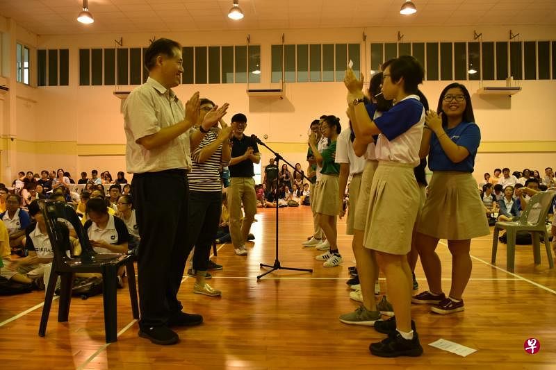 裕廊初院教师节庆祝会，同学与老师积极互动。