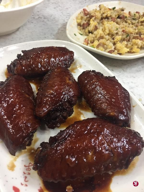 新记餐厅的瑞士鸡翼味道令人难忘。