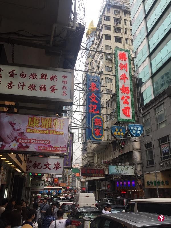 香港街头满是茶餐厅的霓虹招牌。