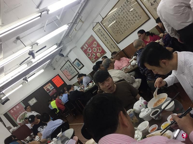 莲香楼即使到了下午仍挤满顾客。