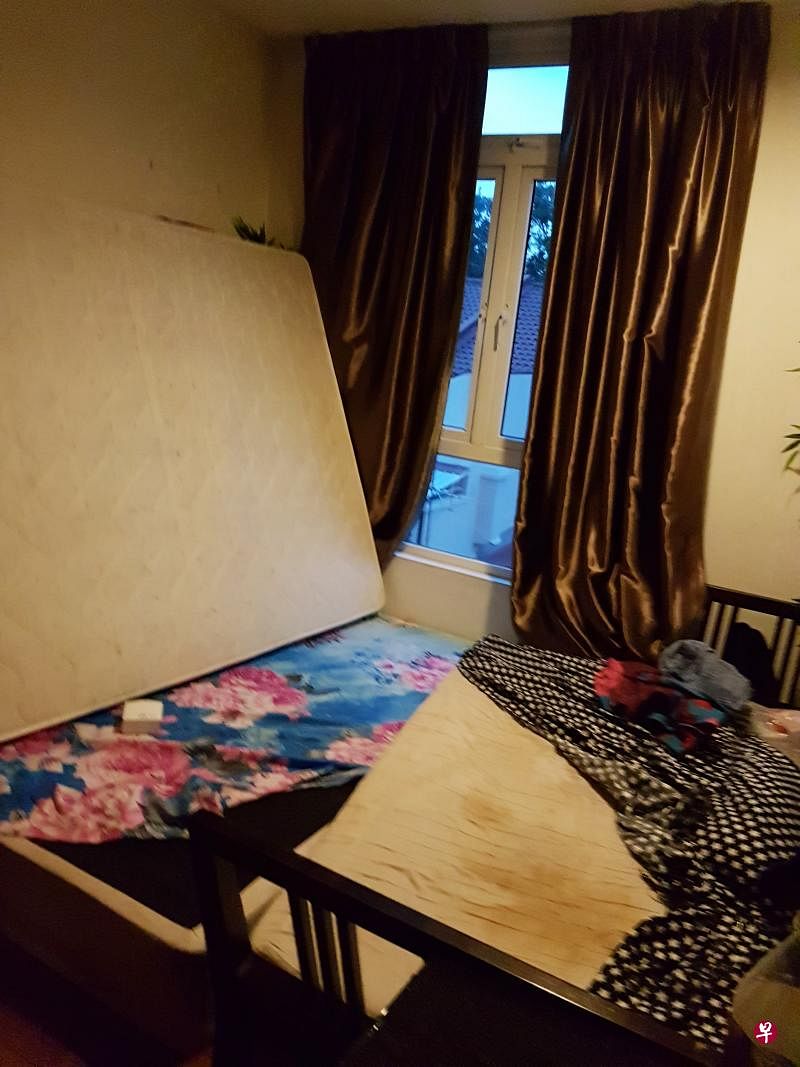 被捕情侣的房间内凌乱不堪，烟味弥漫。