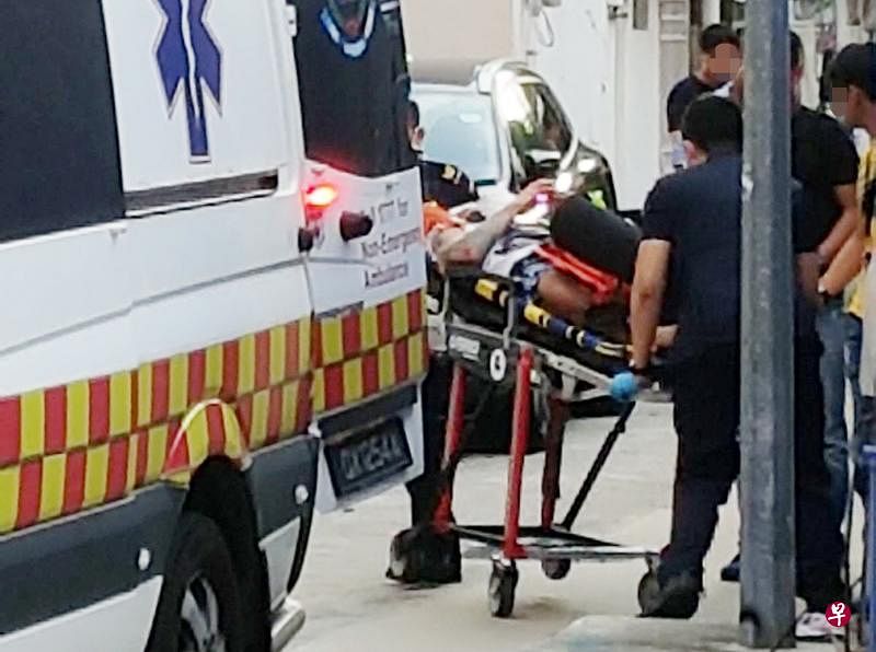 37岁男子从3楼跳下后，救护车到场。（受访者提供）
