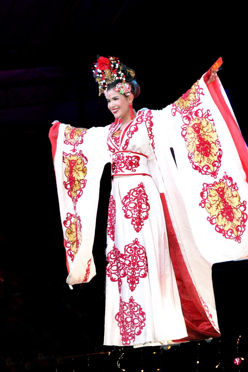 余艳姗化身武媚娘，15公斤重服装上阵。
