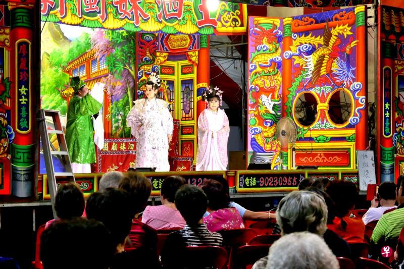 台上演出《仇血染情花》。