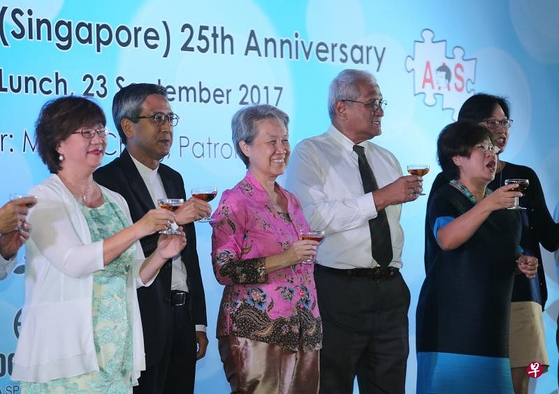 总理夫人、自闭症协会赞助人何晶（左三）出席协会的25周年庆感恩午宴。（林国明摄）