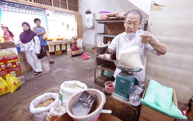黄亚彩经营杂货店已有70年，如今将正式结业退休。
