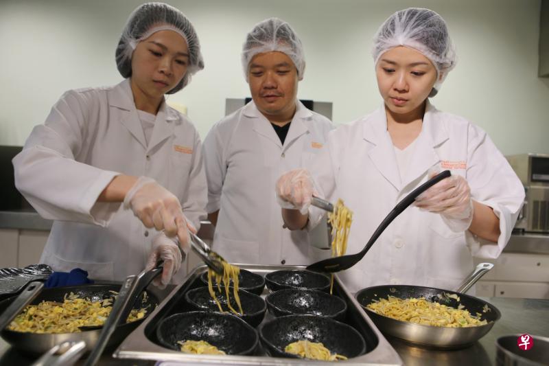保健促进局与食品创新和资源中心合作，研发较健康面条，希望能为国人提供另一健康选择。（谢智扬摄）