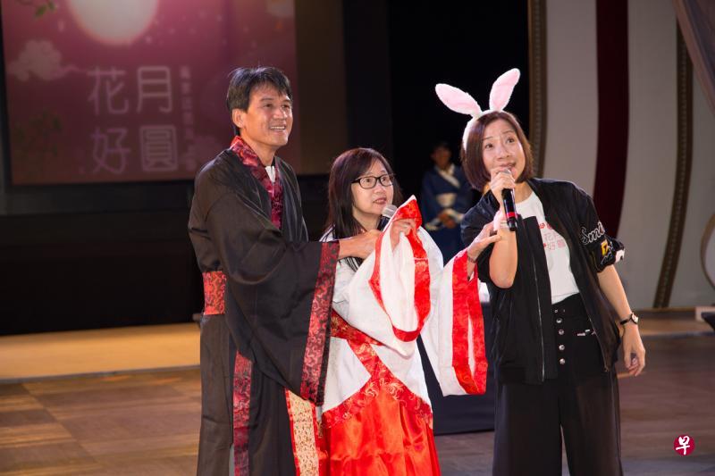 读者诙谐有趣的表演“吴刚求婚”，让全场沐浴在欢乐的笑声中。