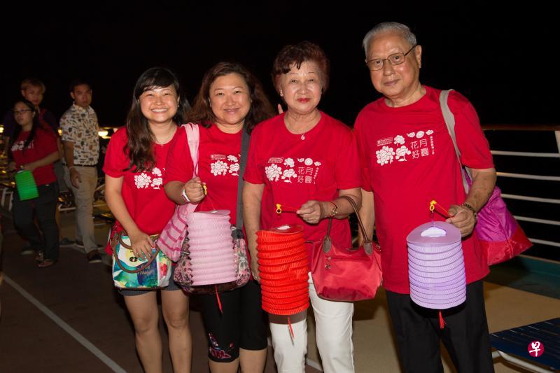 王章反一家四口难得相聚提灯夜游。