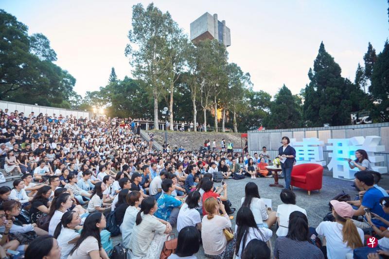 龙应台（站立者）在香港中文大学新亚书院的演讲现场。（作者提供）