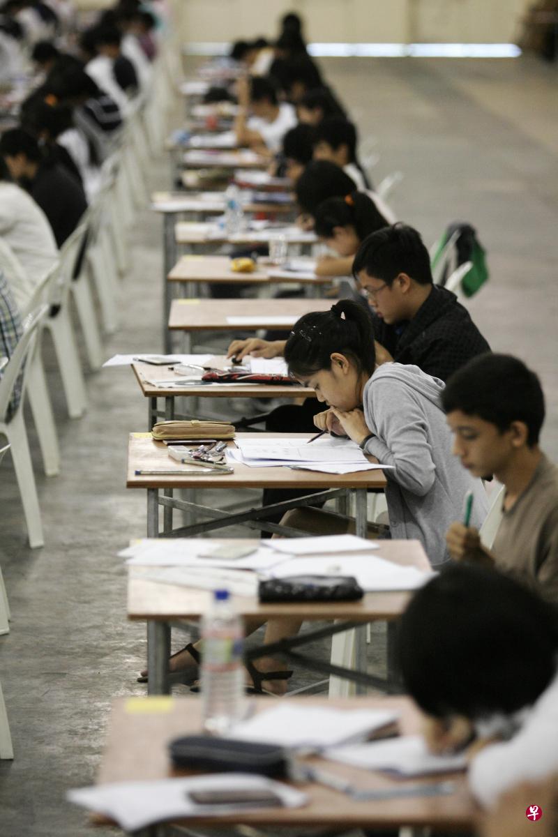 刚过去的小六会考数学试卷中有一道关于剪彩带的考题。（档案照） 