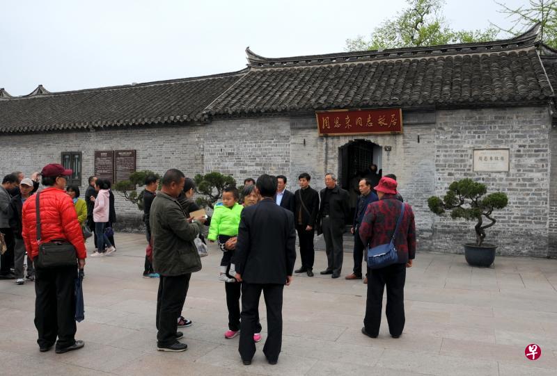 周恩来故居瞻仰者络绎不绝。