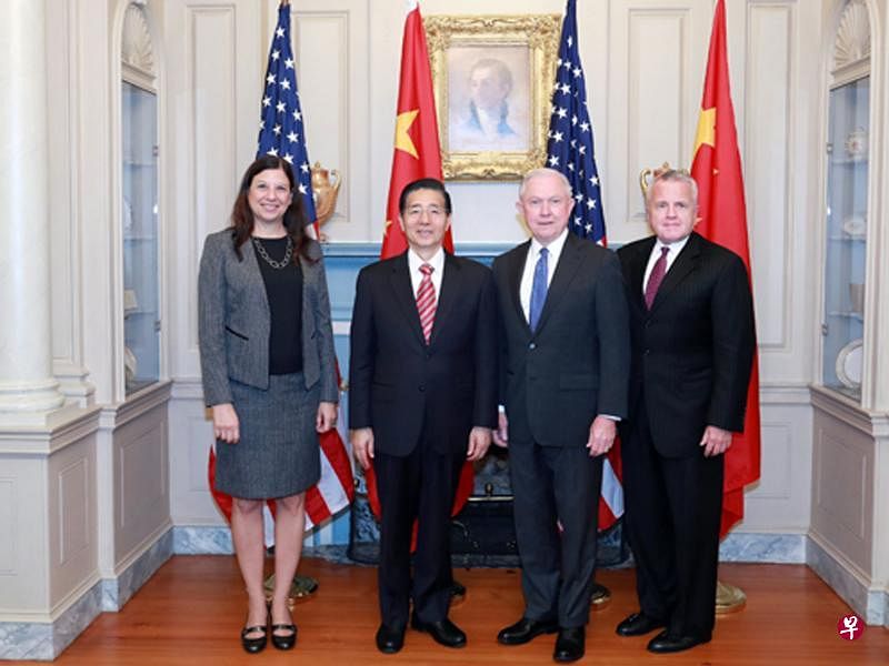 首轮中美执法及网络安全对话由中国国务委员、公安部长郭声琨（左二）与美国司法部长塞申斯（右二）、国土安全部代理部长杜克（左一）共同主持，右一是美国副国务卿苏利文。（互联网）