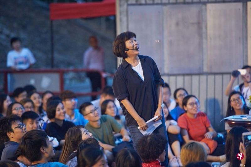 龙应台（站立者）9月22日在香港中文大学新亚书院发表演讲。（作者提供）