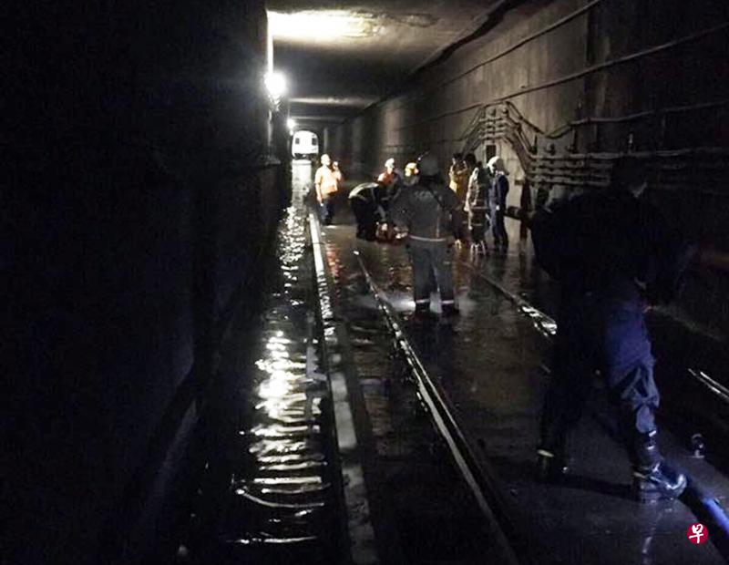 民防部队派出多名人员从前天傍晚起，彻夜在地铁隧道抽除积水，直到昨天上午11时才结束任务。远处可看到一个列车车头。（民防部队提供）