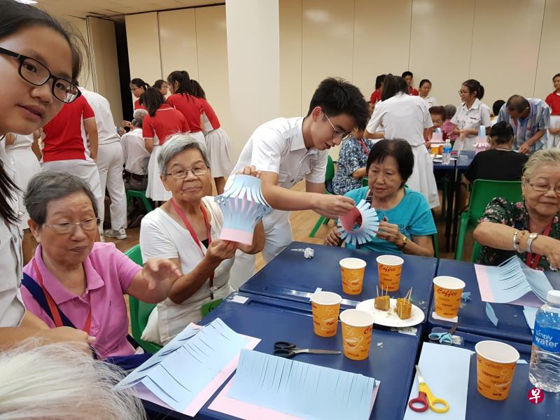 中正总校学生与乐龄人士一起制作灯笼。（中正总校提供）
