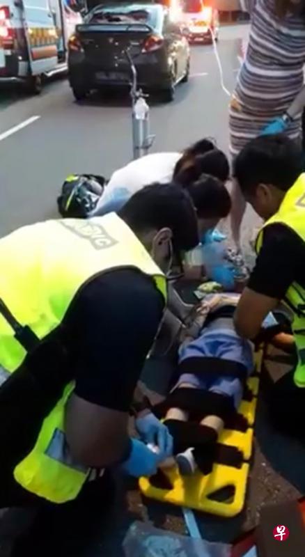车祸发生后，附近的诊所医生及护士设法为被撞飞的四岁女童施救，但她送院后仍宣告不治。（读者提供）