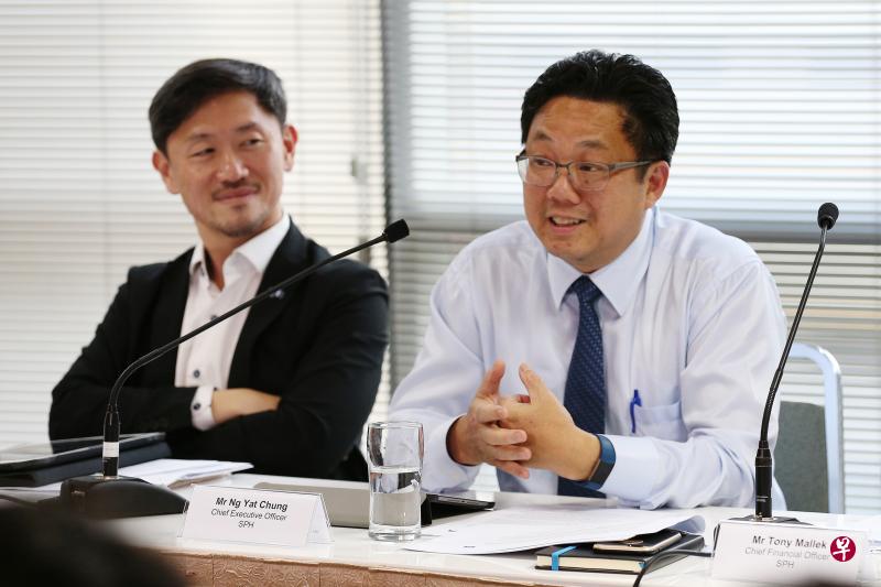报业控股执行总裁伍逸松（右）指出，集团今后会加大在数码、数据分析和广播视频等业务方面的投资，也会持续推动非媒体领域营收增长。集团副执行长陈康威（左）强调，集团仍会确保为大众提供高水准新闻内容。（海峡时报）