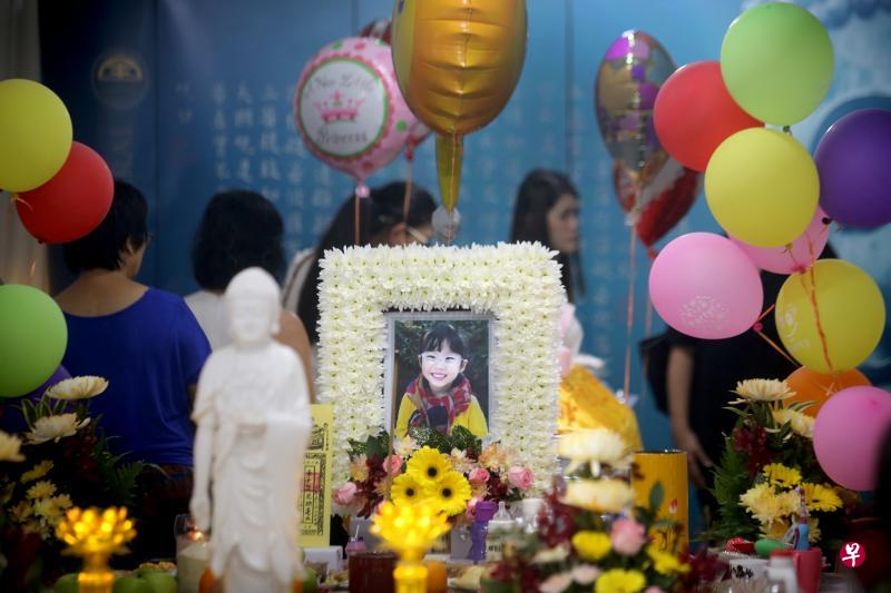 在武吉巴督车祸中丧命的4岁女童陈思璇昨天在亲友的泪声中出殡，她的灵堂摆满五颜六色的气球。这些气球也随着灵车伴她到万礼火化场，陪她走完最后一程。（谢智扬摄）