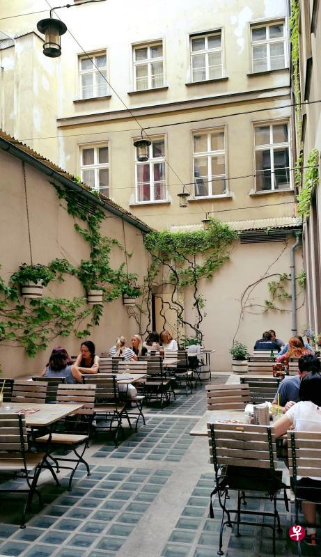 卡夫卡常去的咖啡馆Cafe Louvre户外一角。
