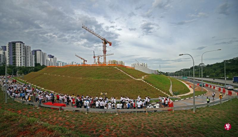 陆交局在信佳路兴建的新支路今早6时通车，昨早有近400名居民率先在新支路轻步快走。（叶振忠摄）　