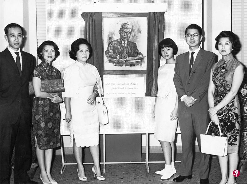 李光前次女淑珍（右一）、三女淑志（左二）及夫婿伍亨利（左一）和李成智（右二）及夫人吴诚（左三）、侄女李彬（右三）在李光前先生肖像前合影。（档案照片）