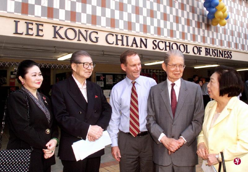 新加坡管理大学校长亨特教授（中）在新大商学院命名为“李光前商学院”的仪式后，与李光前长子李成义（左二）及夫人（左一）、次子李成智（右二）及夫人交谈。（档案照片）