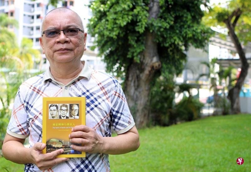 李成利书写《李光前，南安人的骄傲》，让李光前成为后人学习的榜样。（林泽锐摄）
