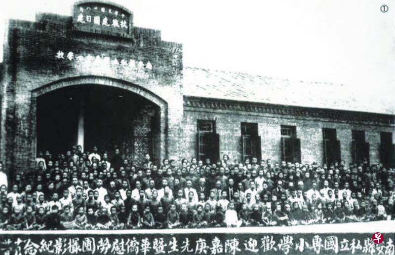 李光前大力投资故乡南安的“国光教育村”（左图），又在马来亚买下的橡胶种植园借用老家芙蓉村来取名“芙蓉园”，显示他在二战之前的国家意识。（取自《六秩兴学百年树人——纪念光前学村创办六十周年》）
