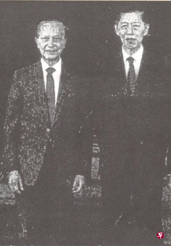 1991年12月27日，李成伟（右）就任新加坡总统顾问理事会成员，在宣誓就职仪式后与时任黄金辉总统在总统府合影。（取自《六秩兴学百年树人——纪念光前学村创办六十周年》）
