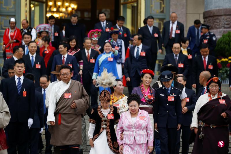 十九大预备会议昨天告一段落后，代表们纷纷离开人民大会堂的会场。（法新社）