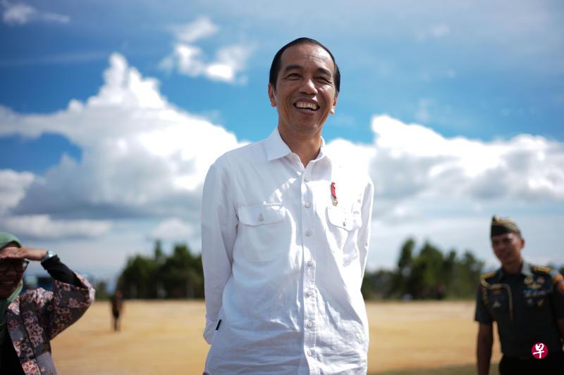 佐科上周末接受彭博社电视专访时表示，政府所有主要计划都将向私人领域开放。他说，只有那些私人企业兴趣缺缺的计划，政府公司才会与私人投资者合伙参与，直接由政府注资则是最后手段。（彭博社图）